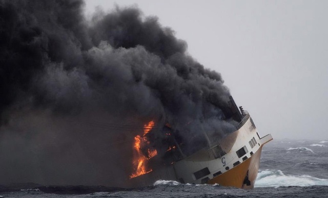 На побережье Франции загорелось и затонуло судно Grande America, перевозившее 2000 автомобилей Всячина