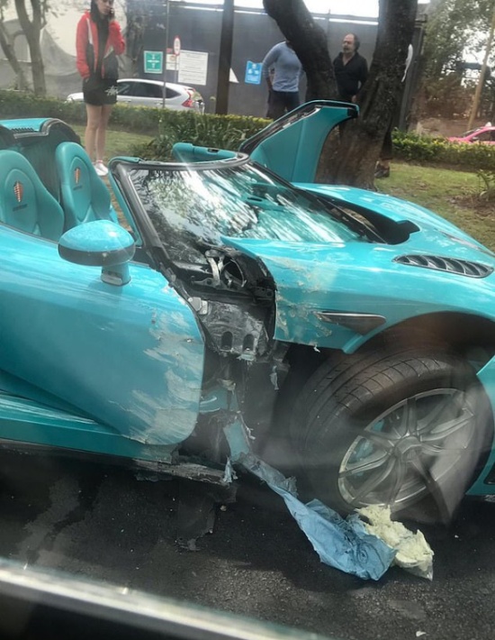 В Мексике разбили уникальный суперкар Koenigsegg CCXR бирюзового цвета. Авто