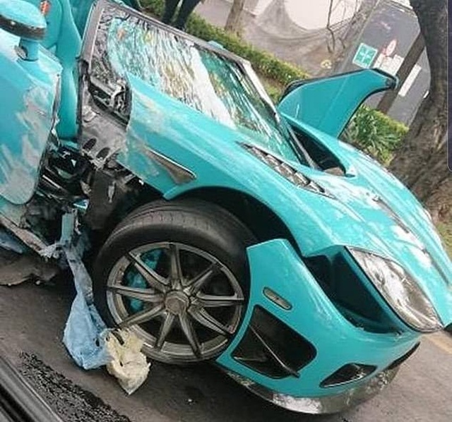 В Мексике разбили уникальный суперкар Koenigsegg CCXR бирюзового цвета. Авто