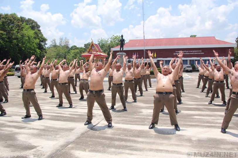 Уничтожение пуза – в Таиланде грузных полицейских отправляют в лагерь для толстых Познавательное