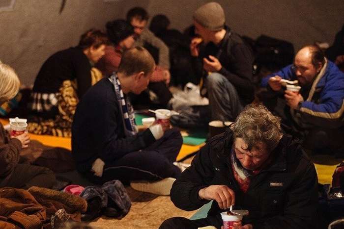 Защитник прав человека предложил российским семьям «усыновлять» бездомных Интересное
