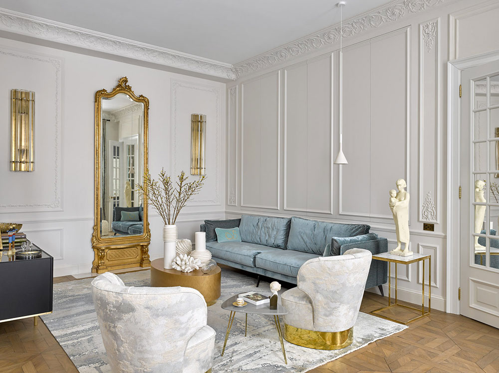 Большие окна, молдинги, золото: квартира в духе парижских апартаментов в Москве высокие потолки