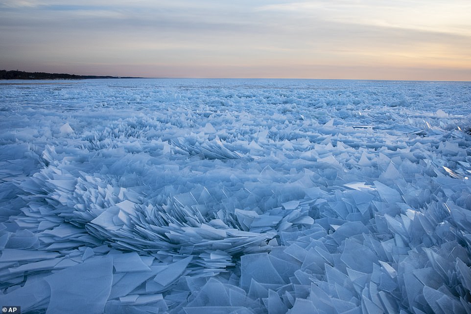 Замерзшее озеро Мичиган теперь тает и ″распадается″ на миллионы осколков природа