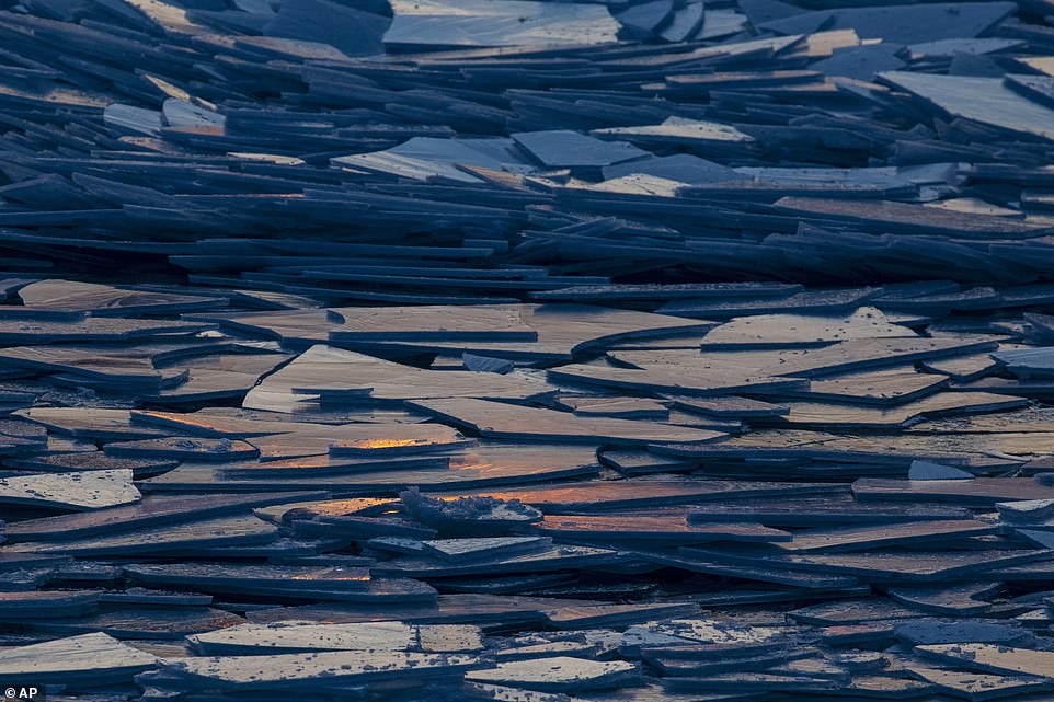 Замерзшее озеро Мичиган теперь тает и ″распадается″ на миллионы осколков природа