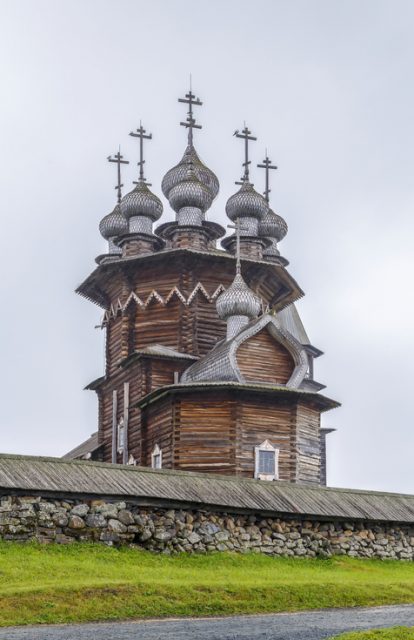 Этим деревянным церквям 300 лет. Они стоят, хоть в них нет ни одного гвоздя! 