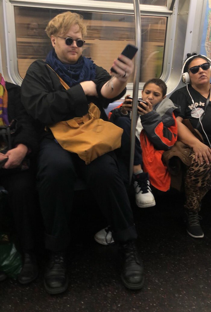 Мальчик отказался убирать ноги с сиденья в вагоне метро, но пассажир не растерялся истории из жизни