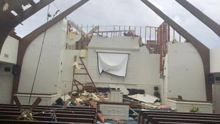 40 детей пели «Иисус любит нас», когда торнадо срывало крышу с церкви... 