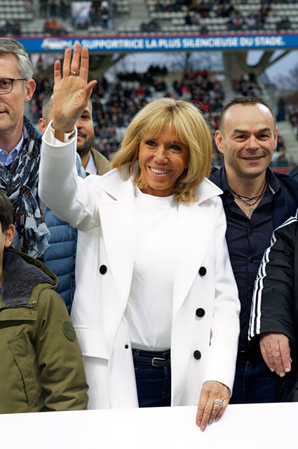 Брижит Макрон на благотворительном футбольном матче во Франции Новости
