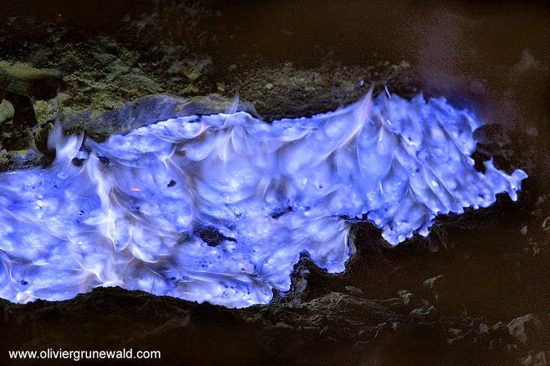 Кавах Иджен – обычный вулкан в Индонезии, который испускает синий огонь авиатур
