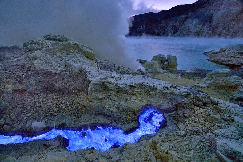 Кавах Иджен – обычный вулкан в Индонезии, который испускает синий огонь авиатур