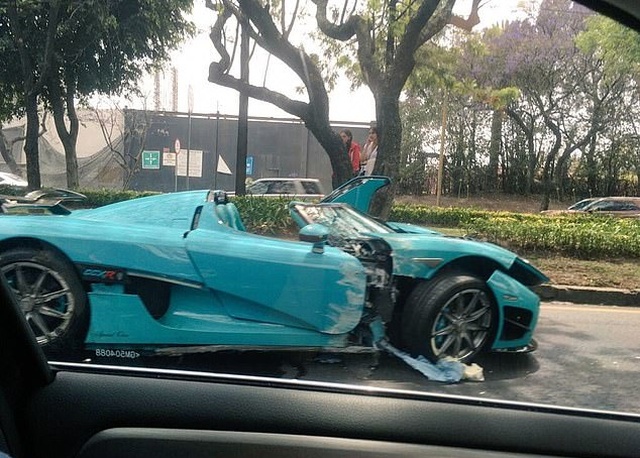 В Мексике разбили уникальный суперкар Koenigsegg CCXR бирюзового цвета. Авто