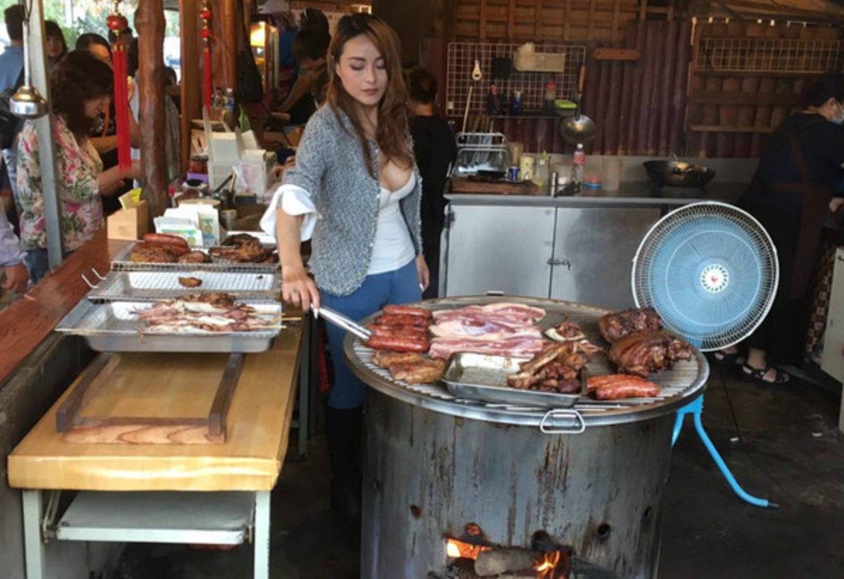 Очень красивая продавщица мяса устроила ажиотаж в кафе 