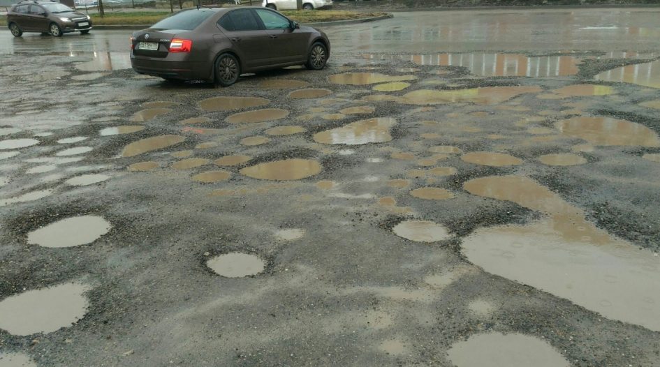 Отремонтированная в Краснодаре дорога покрылась ямами спустя две недели авто и мото