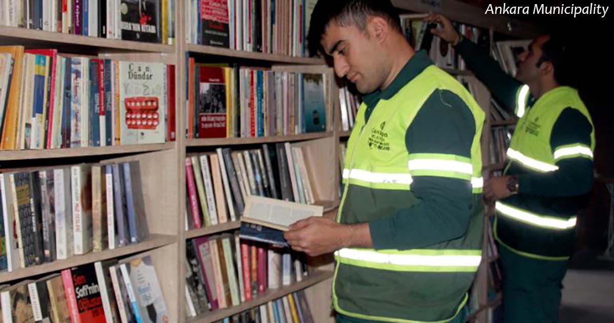 Они сделали библиотеку из книг, выброшенных на мусорку. Вот что получилось 