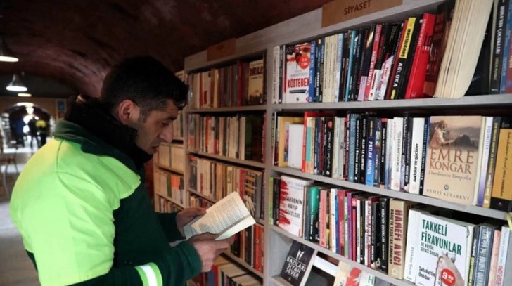 Они сделали библиотеку из книг, выброшенных на мусорку. Вот что получилось 