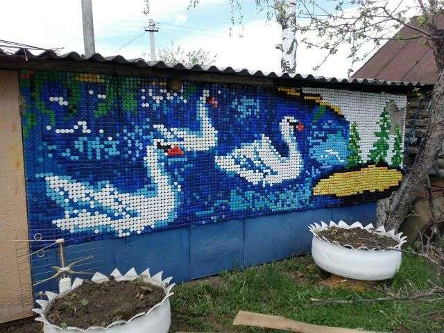 Сразу и не подумаешь, что все это сделано из обычных пластиковых крышек! handmake