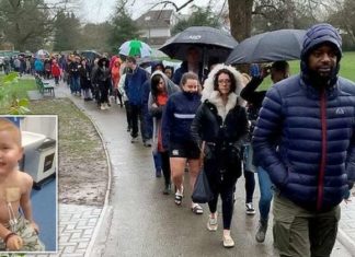 Жителі Вустера встали в чергу заради порятунку дитини