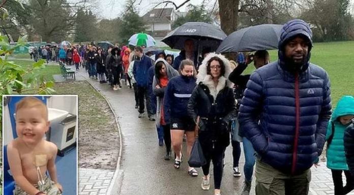 Жителі Вустера встали в чергу заради порятунку дитини