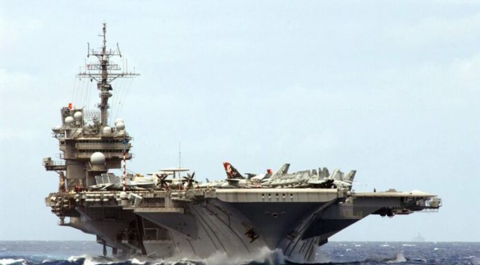 Як радянські підводники авіаносець таранили