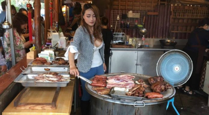 Дуже красива продавщиця мяса влаштувала ажіотаж в кафе