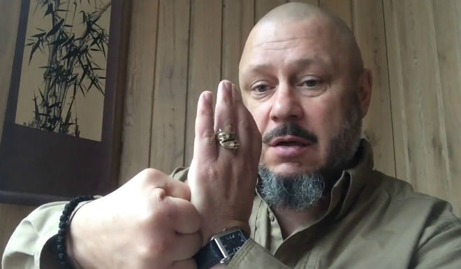 Як правильно стискати руку в кулак