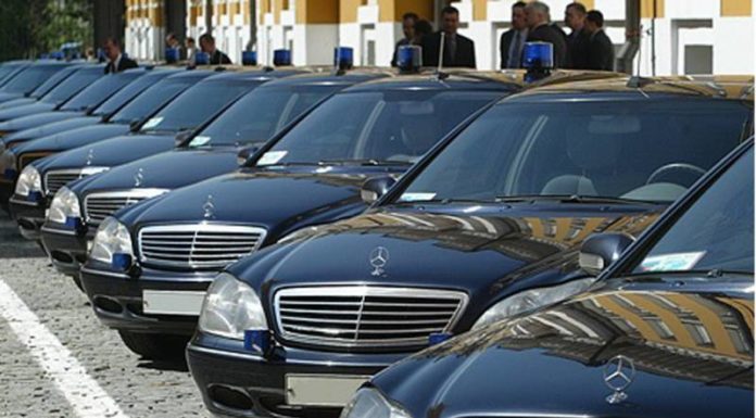 Чи повинні чиновники їздити на дорогих автомобілях за державний рахунок?