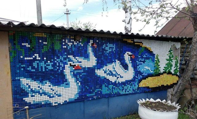 Відразу й не подумаєш, що все це зроблено із звичайних пластикових кришок!