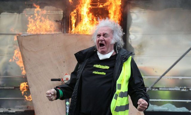 Фотожаби на репетує мужика в жовтому жилеті