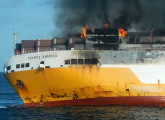 На узбережжі Франції загорілося і затонуло судно Grande America, що перевозило 2000 автомобілів