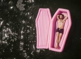 Життя коротке – купи надувний рожевий труна!