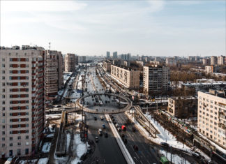 Краб на проспекті Слави: самий незвичайний надземний перехід Санкт-Петербурга