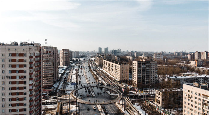 Краб на проспекті Слави: самий незвичайний надземний перехід Санкт-Петербурга