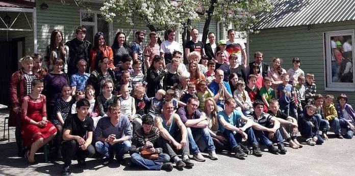 На одну маму 81 дитина. Як живе найбільша сімя у Росії