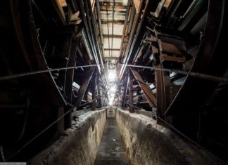 Під ескалатором