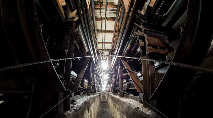 Під ескалатором