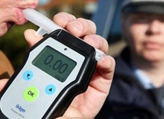 Як даішники розводять на алкоголь за допомогою алкотестера