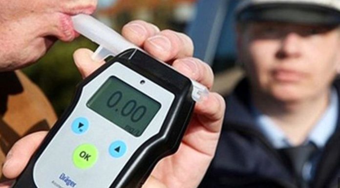 Як даішники розводять на алкоголь за допомогою алкотестера
