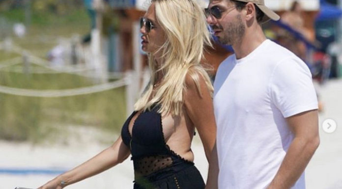 Жирок бовтається: Лопирьова шокувала фанатів складками жиру і обвислими грудьми