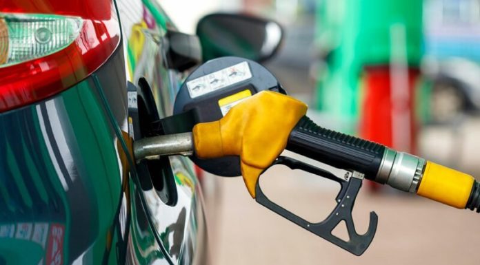 Як заправний пістолет знає, що повний бензобак?