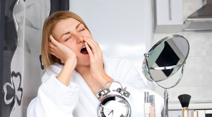 Встигни за 20 секунд: 8 швидких бюті-звичок, щоб прокидатися красивою