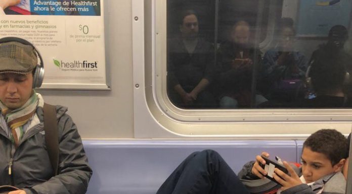 Хлопчик відмовився прибирати ноги з сидіння у вагоні метро, але пасажир не розгубився