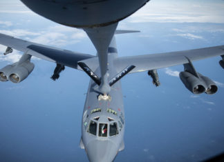 Нахабному американцеві російські Су-27 показали, де його місце: Літак ВПС США згорнув свій політичний політ