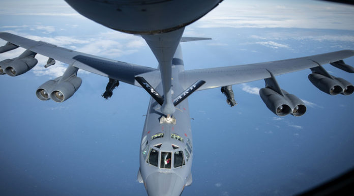 Нахабному американцеві російські Су-27 показали, де його місце: Літак ВПС США згорнув свій політичний політ