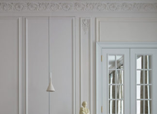 Великі вікна, молдинги, золото: квартира в дусі паризьких апартаментів у Москві