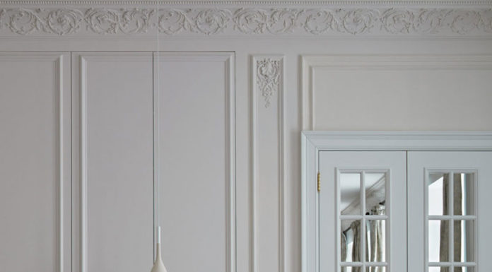 Великі вікна, молдинги, золото: квартира в дусі паризьких апартаментів у Москві