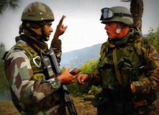 Російський солдат показав іноземцю як треба стріляти і отримав 10 діб відпустки