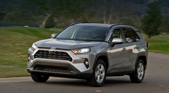 Марка Suzuki клонує моделі Toyota RAV4 і Corolla