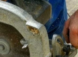 Жінка отпилила собі руку заради страхової виплати