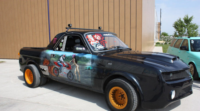 ГАЗ-3110 Волга перетворили в яскравий пікап з передньою частиною від Chevrolet Camaro