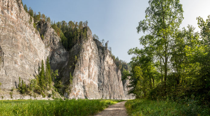 Урал з Півночі на Південь. Скелі Мамбет і Кузьганак на річці Зилим.